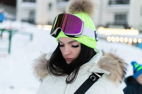 Invierno Ocio Deporte Gente Concepto Niña Feliz Snowboarder Posando Gafas — Foto de Stock