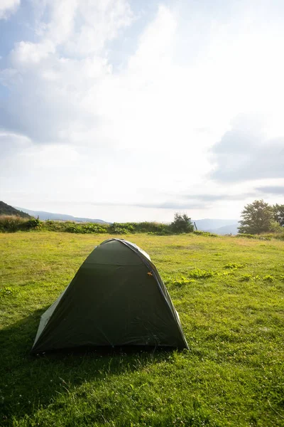 Camping Napkeltekor Egy Kis Sátor Füves Réten Render — Stock Fotó