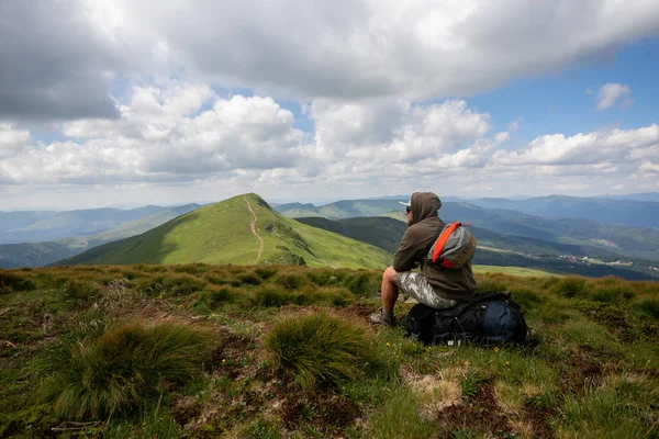 Hombre Excursionista Con Ropa Trekking Una Cima Montaña Naturaleza Caída — Foto de Stock