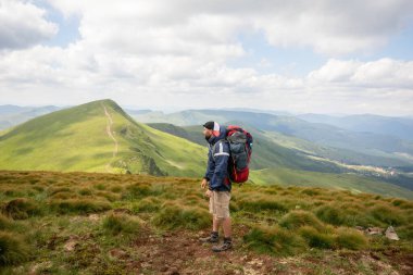 Tek başına seyahat eden gezgin İskandinav dağlarında aktif sağlıklı yaşam tarzı macera seyahatleri yapıyor.