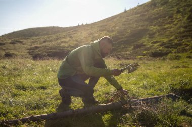 Ormanda odun kesen bir adam.