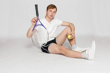 Spor, yaşam tarzı ve insanların konsepti elinde tenis raketi olan spor giysili kel bir adam. Beyaz bir arkaplanda izole edilmiş.