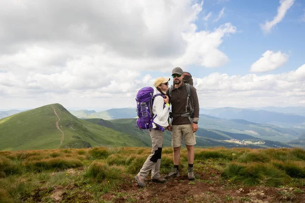 Feliz Pareja Hombre Mujer Turista Cima Montaña Durante Una Caminata — Foto de Stock