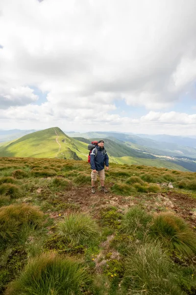 Senderismo Solo Noruega Montañas Hombre Con Mochila Roja Disfrutando Del — Foto de Stock