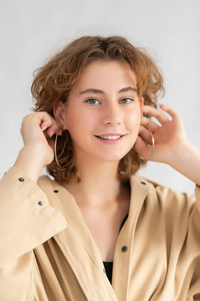 Retrato Mujer Caucásica Con Pelo Suave Maquillaje Natural Impermeable Con — Foto de Stock