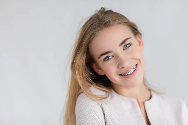 Piękne Młody Blondynki Dziewczyna Pokazując Jej Aparat Dentystyczny — Zdjęcie stockowe