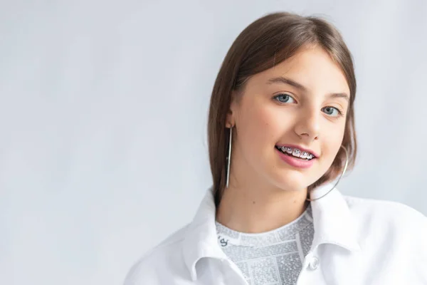 Glada Vackra Ung Kvinna Med Mörkt Hår Och Tandställning Tänderna — Stockfoto