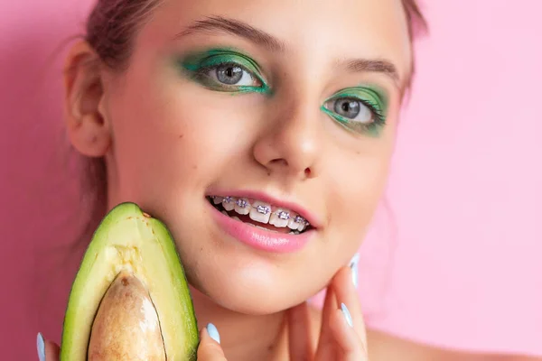 Vista Cerca Hermosa Mujer Jengibre Con Aguacate Estudio Fotografía Chica — Foto de Stock