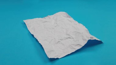 Açık gri çokgen şablonu. Gradyanı olan üçgen geometrik örnek. İş tasarımınız için tamamen yeni bir şablon.
