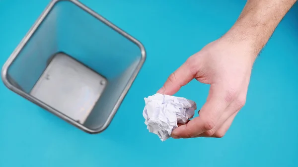 Mavi Üzerine Izole Edilmiş Kağıttan Metal Çöp Kutusuna Atılıyor — Stok fotoğraf