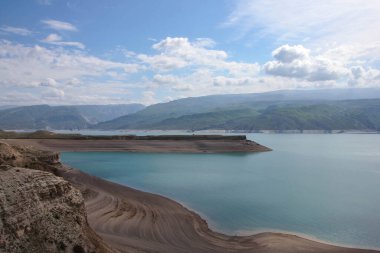 Milli parktaki kayalık dağlarla gölün güzel turkuaz suları.