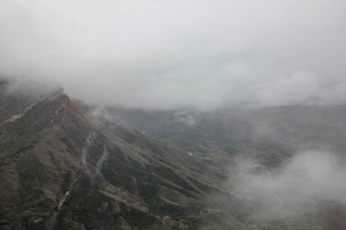 Yağmurlu havada atmosferik manzara. Kayaların arasında nehir olan kasvetli bir manzara. Yosun ve yosunlu taşlar