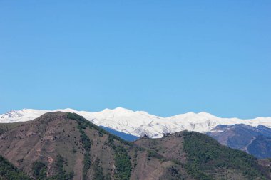 Kar, güzel dağ zirvelerini kapladı.