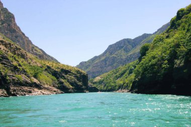 Dağlarda güzel bir dağ nehri manzarası.