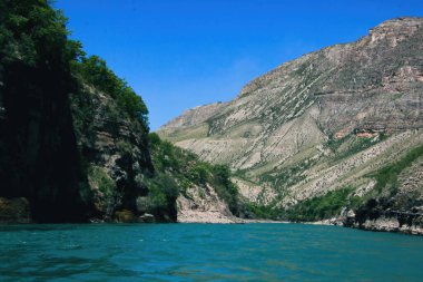 Dağlarda güzel bir dağ nehri manzarası.