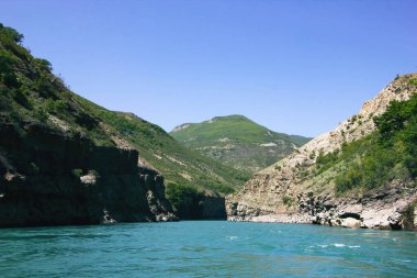 Dağlarda güzel bir dağ nehri manzarası.