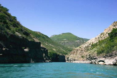 Dağlarda güzel bir dağ nehri manzarası.
