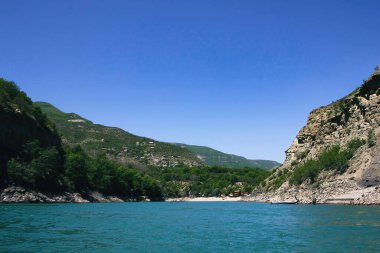 Dağlarda güzel bir dağ nehri manzarası.