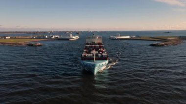 Hava gözlüklü büyük kargo gemileri İHA altında. Yük gemisi konteynırlarla dolu. Büyük deniz gemisi ithalat ihracat yükü. Deniz taşımacılığı lojistik taşıyıcı kavramı.