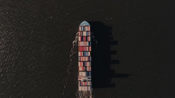 航空トップビュー大型貨物船をドローンの下に貨物船コンテナのフル貨物船 巨大な海上輸送輸出入貨物 海上輸送物流貨物の概念 高品質4K映像 — ストック動画