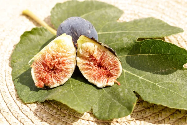 Opened Black Fig Green Leaf — Stock Photo, Image