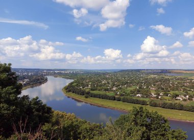 Moldova cumhuriyetindeki Soroca şehri ve bölgeden geçen Dinyester Nehri 'nin bakış açısı. Ülkenin kuzeyindeki turizm beldesi. Güzel bir yaz günü.