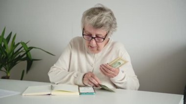 Kadın telefon kullanarak emekli aylıklarını ve gelir dağılımını hesaplıyor