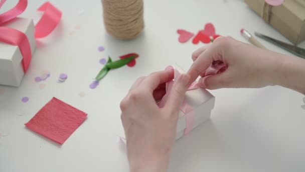 Kobiece Opakowania Obecne Małym Kartonowym Pudełku Wiążącym Różową Wstążkę Zdobiącym — Wideo stockowe
