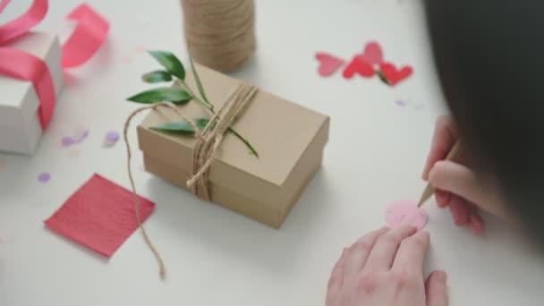 Designerin Signiert Notiz Auf Rosa Papierkreis Binden Symbol Schachtel Mit — Stockvideo