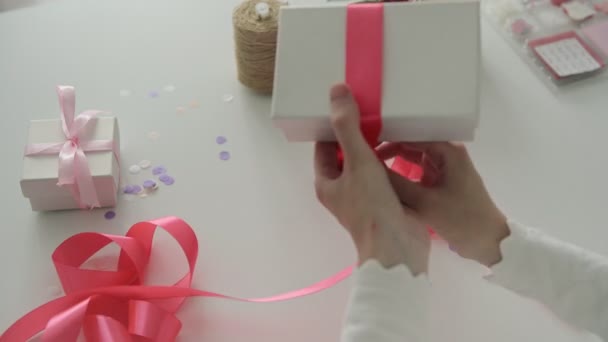 Artigiana Che Indossa Camicia Bianca Avvolge Nastro Luminoso Scarlatto Intorno — Video Stock