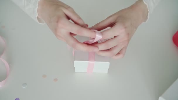 Tasarımcı Kadın Elleri Ince Gömlek Kravat Takıyor Küçük Beyaz Kutuda — Stok video