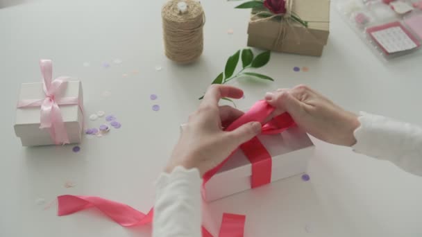 Tervező Visel Vékony Inget Nyakkendő Fényes Rózsaszín Szalag Dobozban Jelen — Stock videók