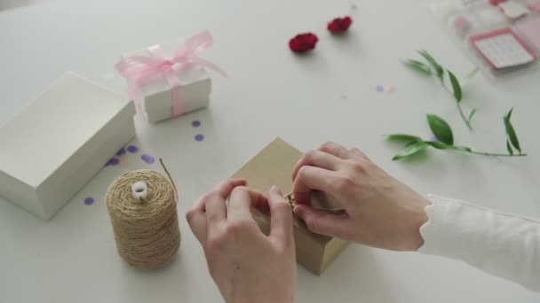Artizanat Purtând Cămașă Albă Decorează Cutia Carton Frunze Artificiale Ramură — Videoclip de stoc