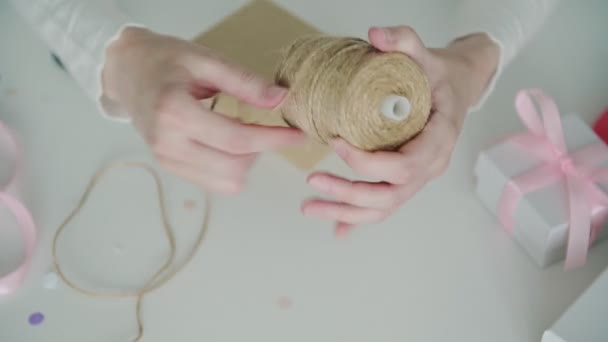 Beyaz Ince Gömlekli Kadın Tasarımcı Bobbin Açıyor Karton Kutu Dekorasyonu — Stok video