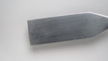 Küçük metal kürek nemlendirici kremi beyaz arka planda üst makro görüşe geçirir. Sağlık için profesyonel kozmetik ürünü