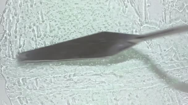 Membuat Goresan Pada Gel Transparan Hijau Dengan Tampilan Makro Spatula — Stok Video