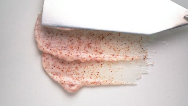 用发亮的水沫在白色表面上方的近视上触摸天然粉红的身体擦拭 自制美容护肤产品 — 图库视频影像