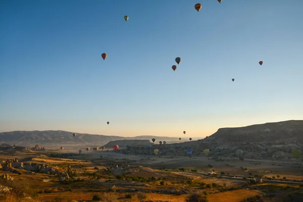 令人惊奇的气球在日出时分在奇异的卡帕多西亚山脉中飞舞 — 图库照片