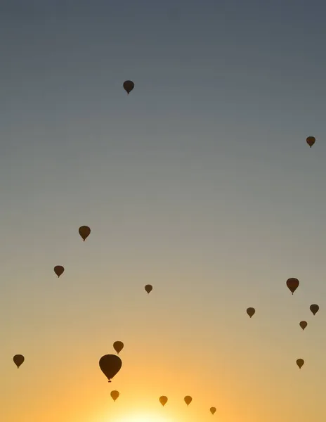 Atemberaubende Ballons Steigen Bei Sonnenaufgang Inmitten Der Bizarren Berge Kappadokiens — Stockfoto