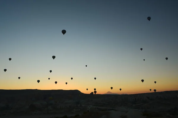Niesamowite Balony Wznoszące Się Wschodzie Słońca Pośród Dziwacznych Gór Kapadocji — Zdjęcie stockowe