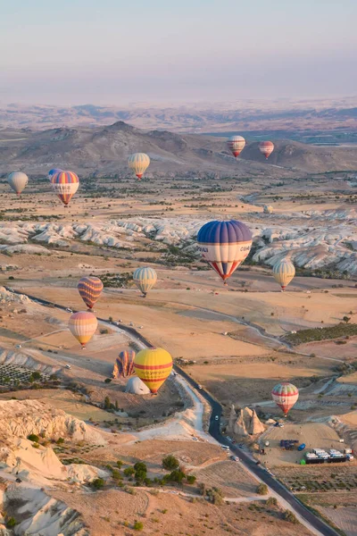 Balões Incríveis Subindo Nascer Sol Entre Bizarras Montanhas Capadócia — Fotografia de Stock