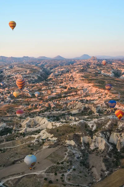 Balões Incríveis Subindo Nascer Sol Entre Bizarras Montanhas Capadócia — Fotografia de Stock