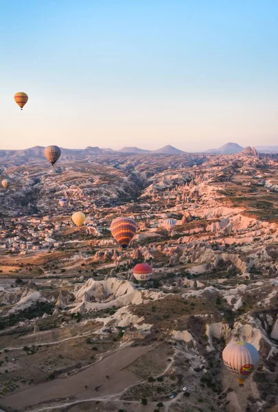 Increíbles Globos Volando Amanecer Entre Las Extrañas Montañas Capadocia — Foto de Stock