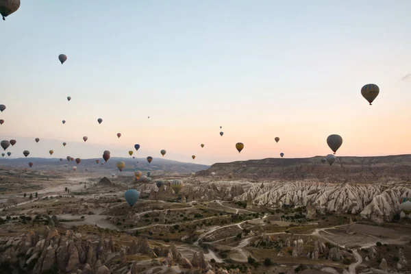 Atemberaubende Ballons Steigen Bei Sonnenaufgang Inmitten Der Bizarren Berge Kappadokiens — Stockfoto