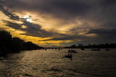 Nehrin üzerinde güzel bir gün batımı. Bu görüntüyü Eylül-28-2021 'de Dhaka, Burigongga nehri, Bangladeş, Güney Asya' dan çektim.