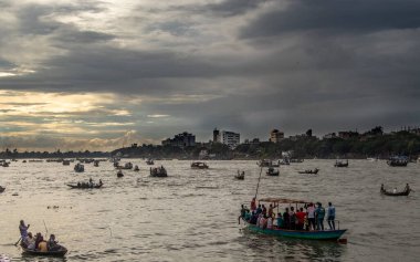 Nehrin üzerinde güzel bir gün batımı. Bu görüntüyü Eylül-28-2021 'de Dhaka, Burigongga nehri, Bangladeş, Güney Asya' dan çektim.