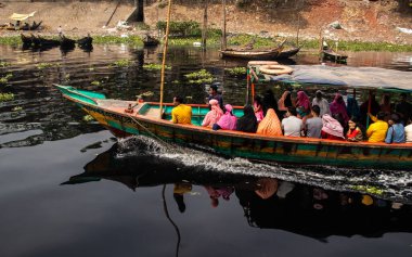 Yolcularla nehri geçen kayıkçılar. Bu resmi 18-2021 Mart 'ında Burigongga Nehri, Dhaka, Bangladeş, Güney Asya' dan çektim.