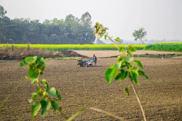 Agricultor Cultivando Campo Com Trator Estações Inverno Capturei Esta Imagem — Fotografia de Stock