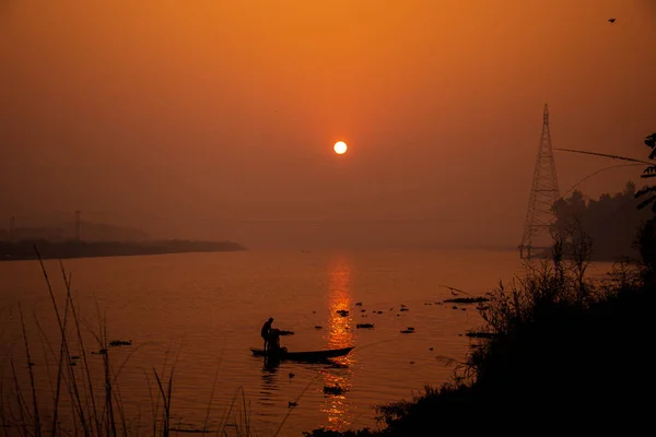 一个渔夫在多雾的冬日早晨在船边钓鱼 2022年1月17日 我从孟加拉国 南亚拍摄了这张照片 — 图库照片