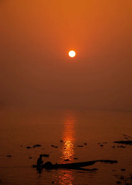 一个渔夫在多雾的冬日早晨在船边钓鱼 2022年1月17日 我从孟加拉国 南亚拍摄了这张照片 — 图库照片